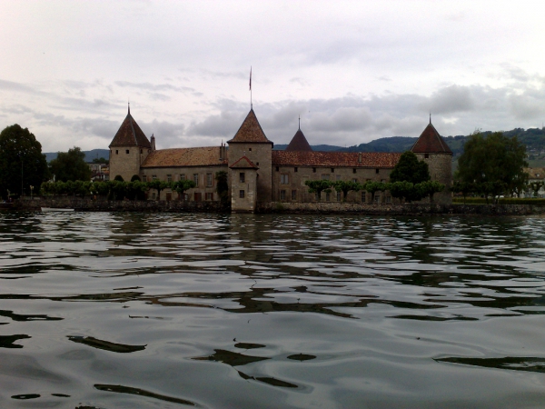 Фотография замка на побережье озера в Женеве